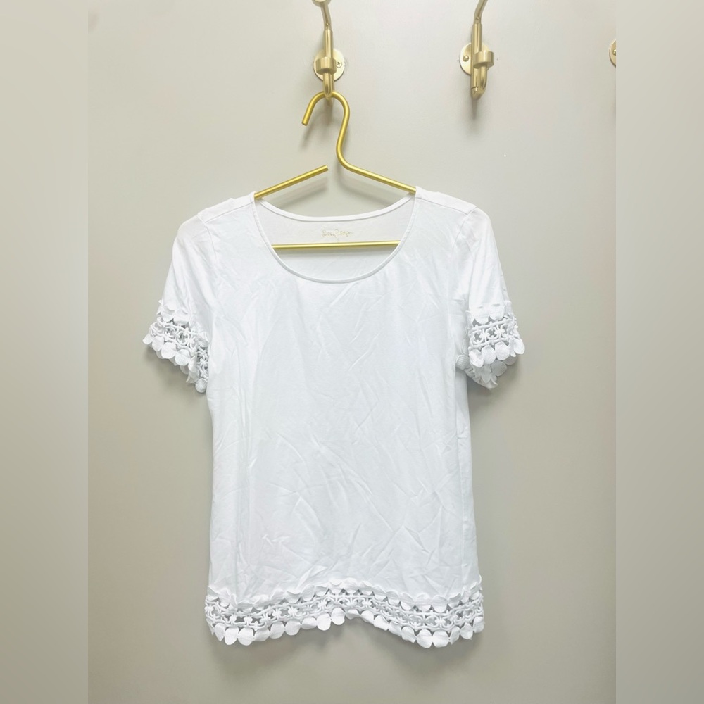 Lilly Pulitzer White Floral Trim Short Sleeve Top. Small